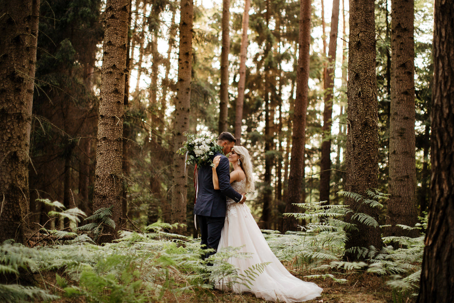 klimatyczna sesja ślubna w lesie