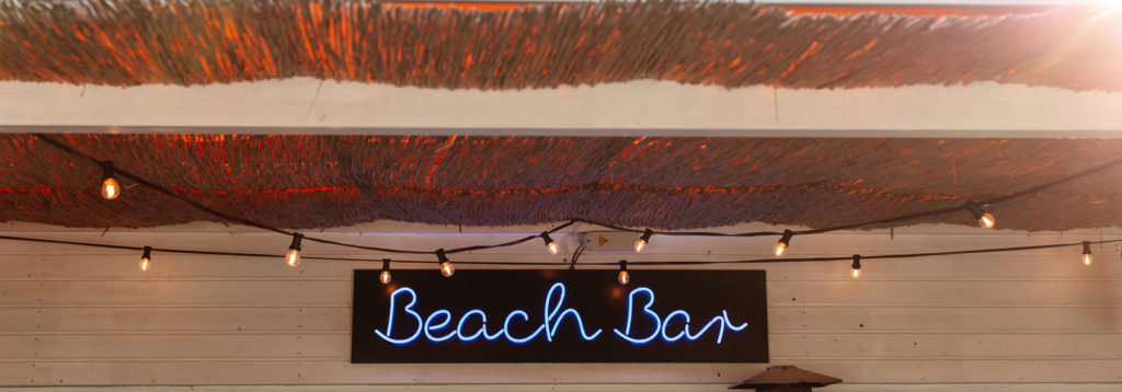 bar przy plaży nad morzem
